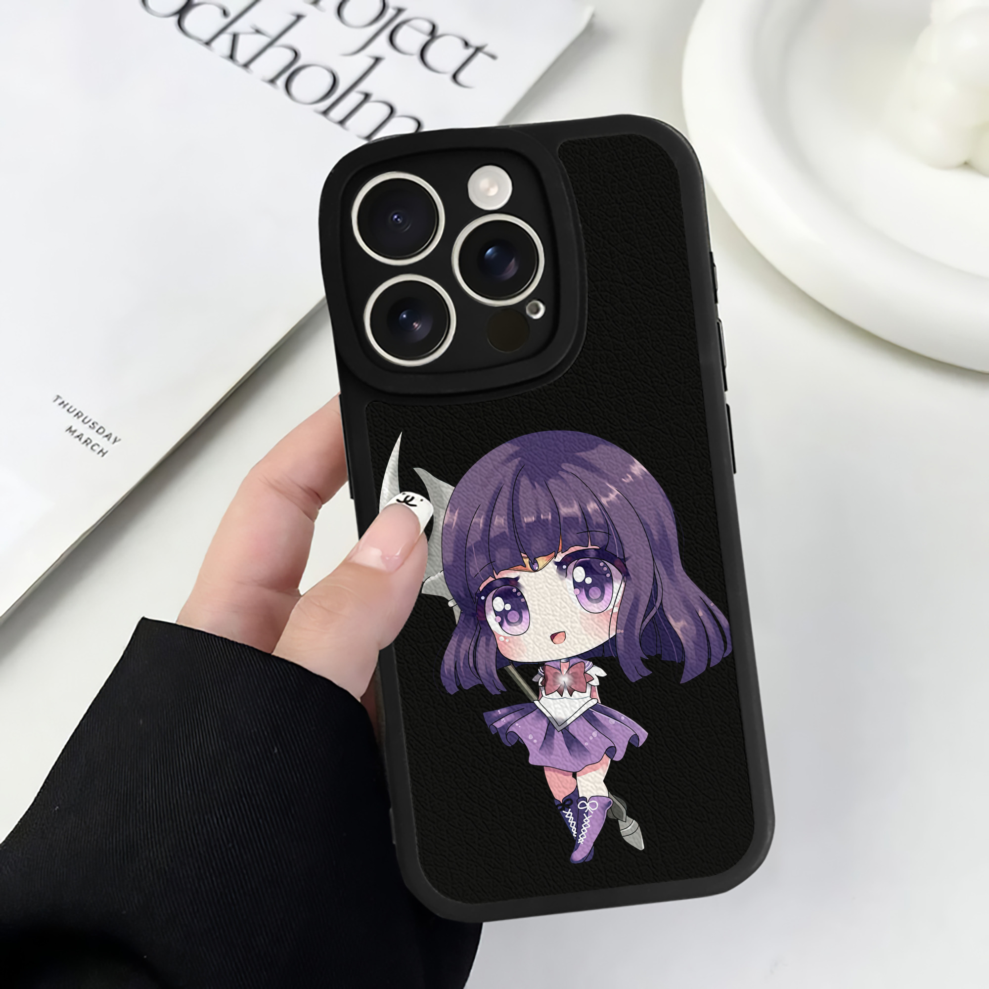 （画像用） 美少女戦士セーラームーン 土萠ほたる Sailor Moon Tomoe Hotaru （セーラーサターン；Sailor Saturn） 【iPhone 16シリーズ対応】シリコンスマホケース（レザー調） 材質：シリコン